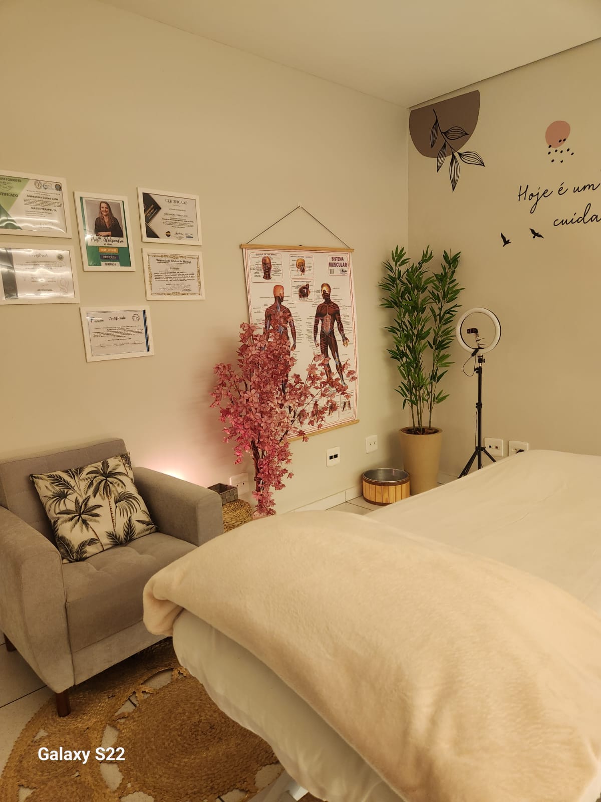 Sala de atendimento da clínica VITAL com poltrona, maca e quadros de certificações