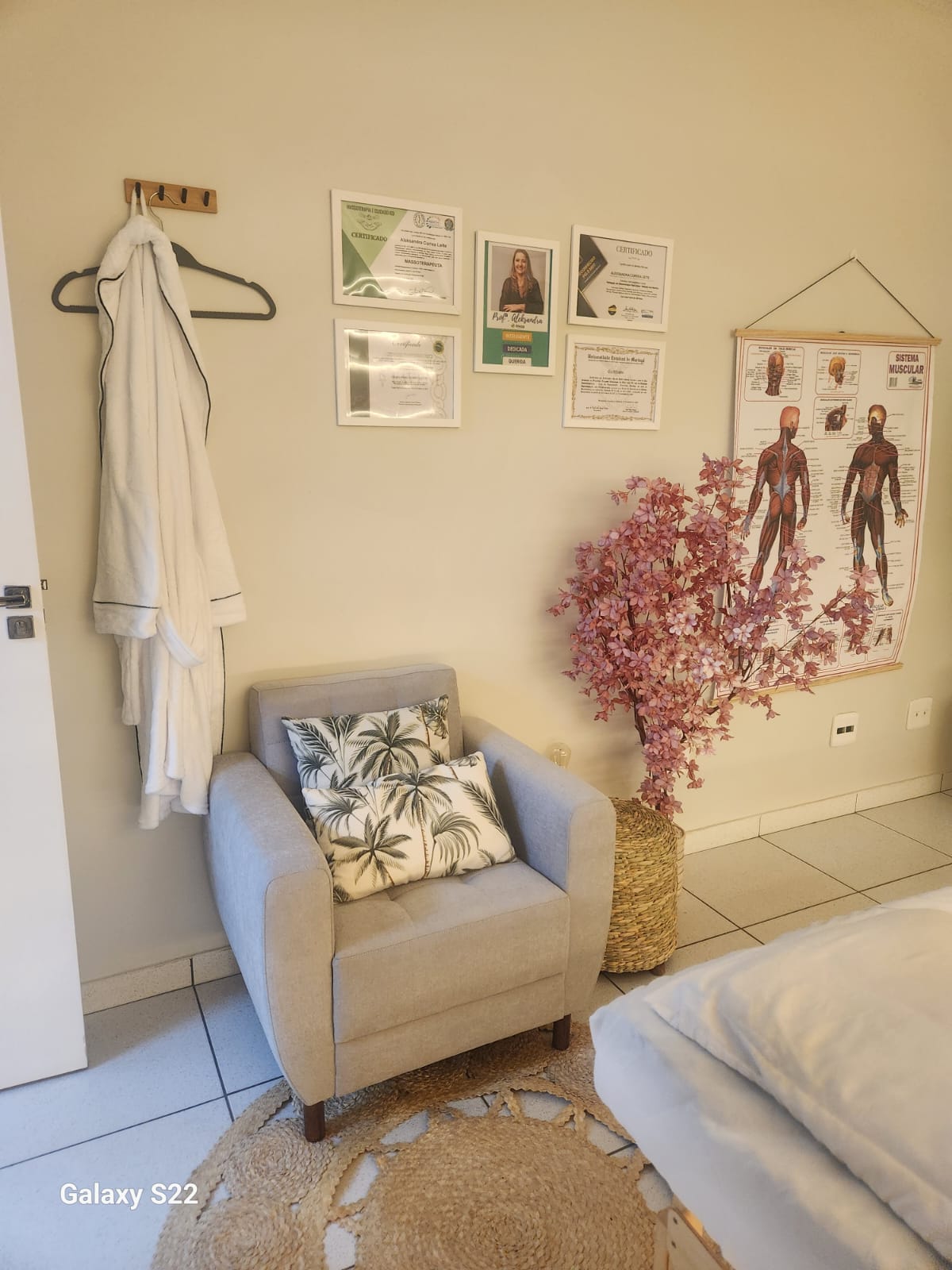 Espaço acolhedor com certificados e decoração natural