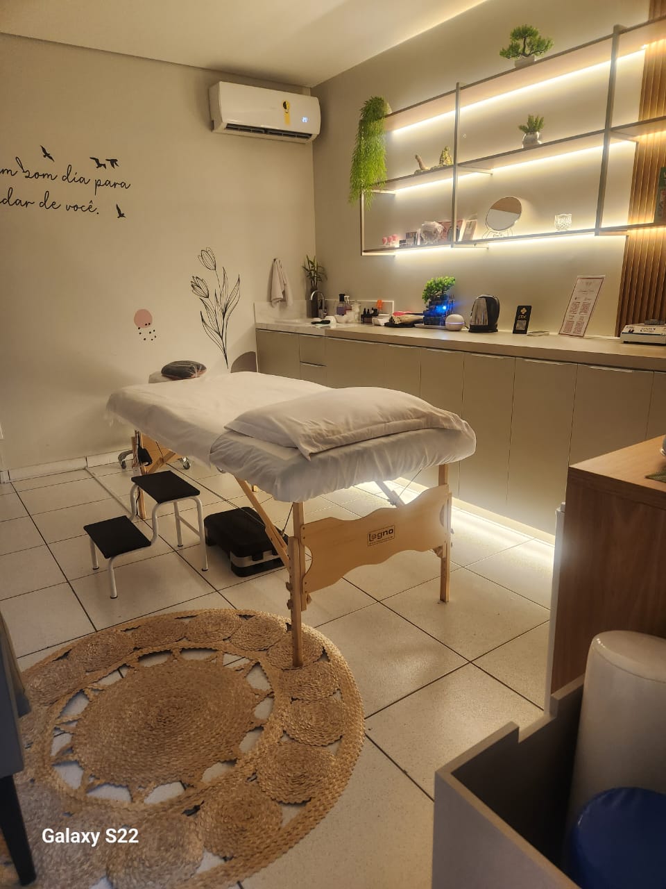 Ambiente da maca de massagem com iluminação suave