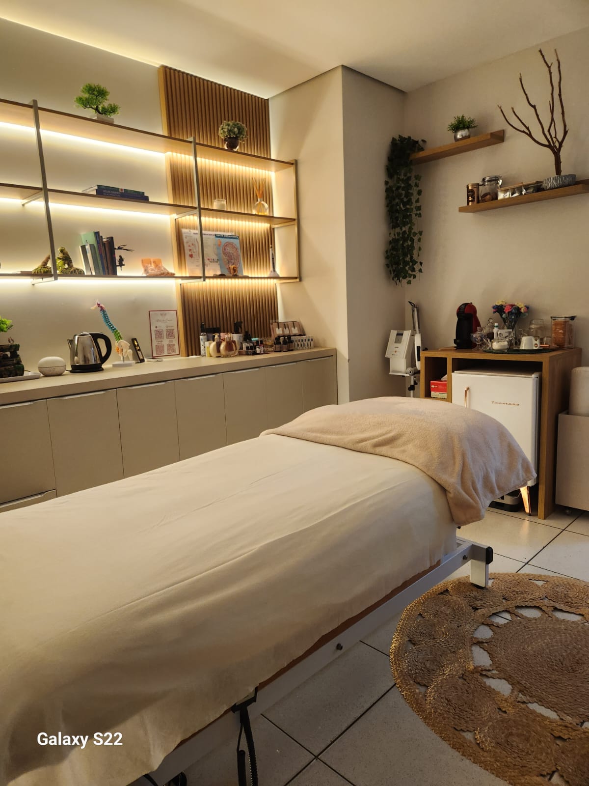 Sala de atendimento com estante iluminada e ambiente aconchegante